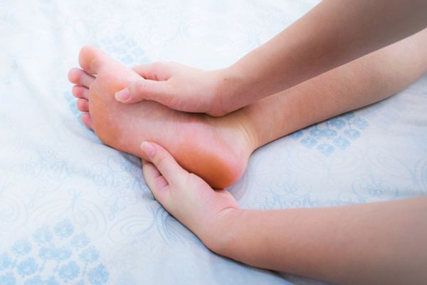 Tê bàn chân do bệnh lý liên quan đến động mạch ngoại biên