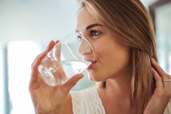 Ảnh 6: Bệnh nhân gút nên uống nhiều nước mỗi ngày để tăng khả năng bài tiết acid uric