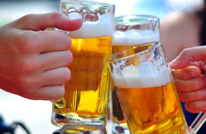 Uống nhiều rượu bia là nguyên nhân hàng đầu gây ra bệnh gút