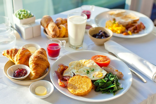 Bữa sáng cho người tiểu đường bao gồm trứng, sữa, bánh mì nguyên cám…