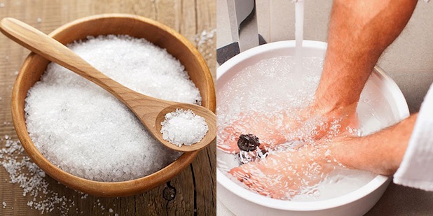 Ngâm chân với nước muối ấm giúp giảm cơn đau gout cấp hiệu quả