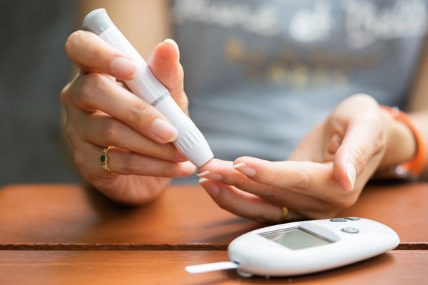 Nên kiểm tra chỉ số đường huyết thường xuyên cho bệnh nhân đái tháo đường 
