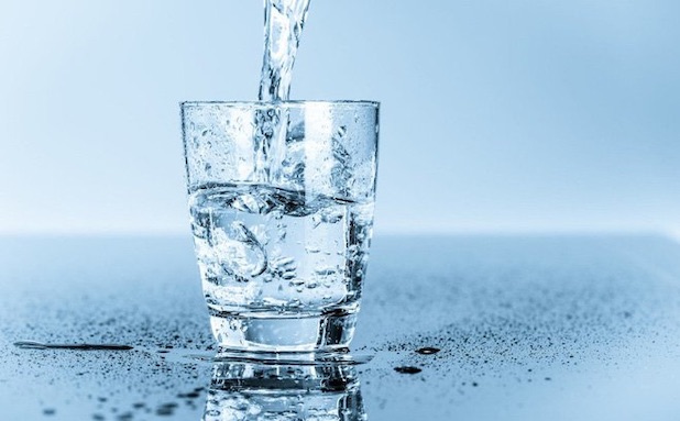 Người bệnh gout cần uống đủ nước hàng ngày