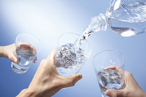 Ảnh: Uống đủ nước giúp phòng tránh bệnh gút ở đầu gối hiệu quả