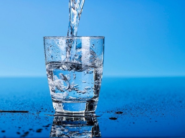 Uống đủ nước giúp hạn chế tình trạng mất nước của cơ thể